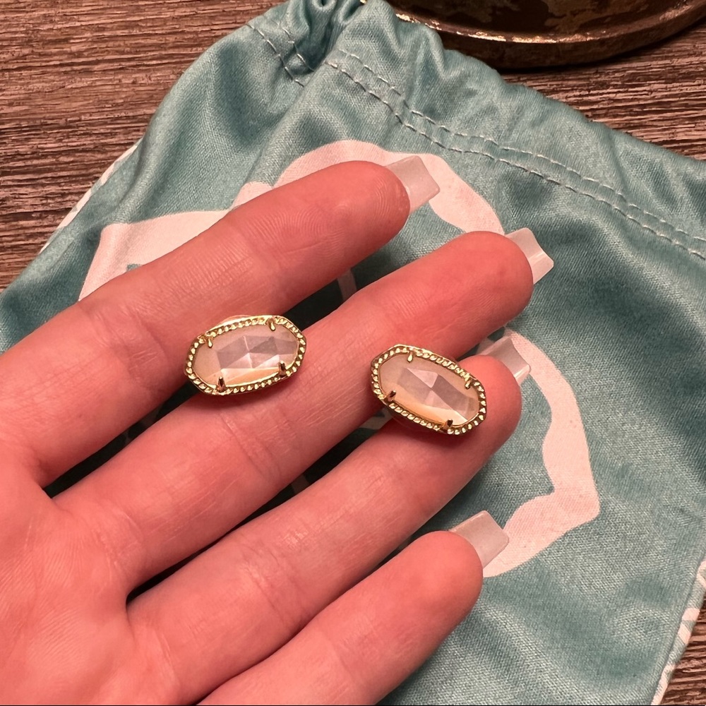 š„³SOLD Kendra Scott Mother of Pearl Ellie studs - Picture 2 of 5